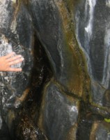  Roches fissurées dans lesquels circule l&#39;eau  - JPEG - 13.7 ko