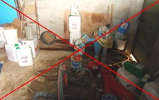 Mauvais exemple d'utilisation d'un forage : des produits potentiellement polluants sont stockés à promimité immédiate Mauvais exemple d'utilisation d'un forage : des produits potentiellement polluants sont stockés à promimité immédiate